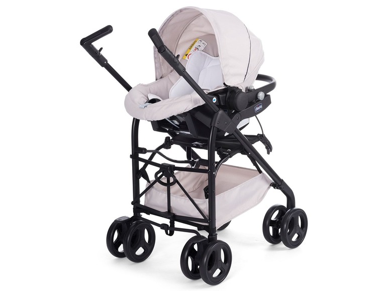 Een Chicco kinderwagen met een draagbaar babyzitje.