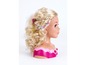 Een blonde pop met lang haar voor het oefenen van kapsels.