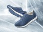 Twee paar blauwe sneakers met witte zolen.