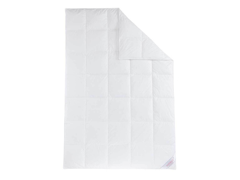 Witte donsdeken van het merk 'Sannwald'.