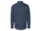 Een donkerblauw denim overhemd met lange mouwen.