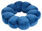 Een blauwe donutvormige kussen voor comfort.