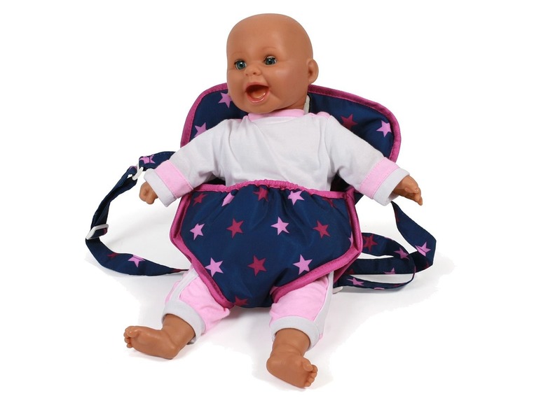 Een babypop in een draagzak met sterrenprint.