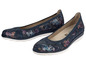 Twee paar blauwe ballerina's met bloemenprint.