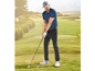 Een golfer in golfkleding met een golfclub op een golfbaan.
