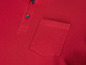 Een rood poloshirt met een borstzak.