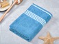 Een blauwe badhanddoek met witte strepen