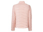 Een roze gewatteerde jas voor dames.