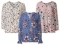 Drie bloemetjes blouses in wit, roze en blauw.