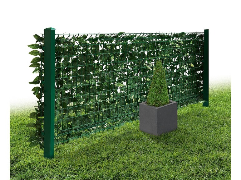 Een groene schutting met kunstplanten en een groene plant in een pot.