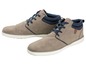 Twee paar grijze leren sneakers met blauwe accenten.