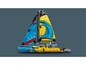 LEGO Technic zeilboot met een gele romp en blauwe zeilen.