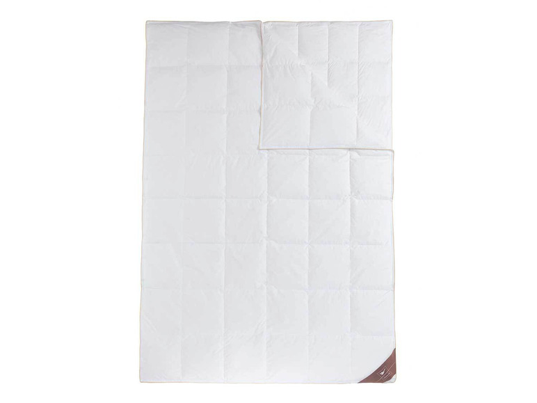 Een witte donsdeken met een beige rand.