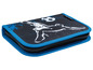 Een blauwe etui met voetbalthema.