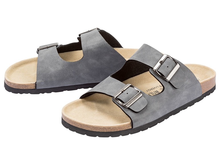 Twee grijze sandalen met gespen.