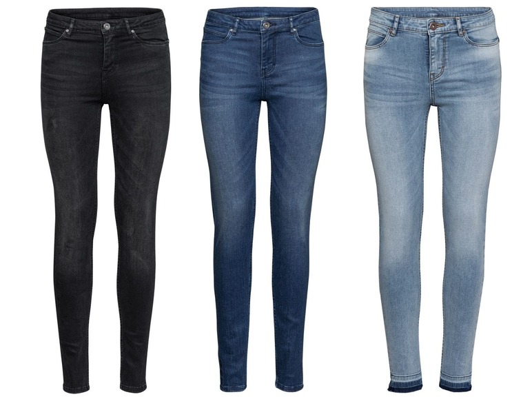 Drie paar skinny jeans in zwart, donkerblauw en lichtblauw.
