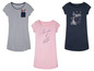 Drie dames T-shirts met strepen, een print van een fiets en een roze shirt met 'La vie est belle'.
