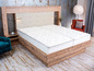 Een houten bed met twee matrassen