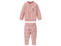 Een roze babypak met Bambi print.