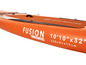 Een oranje opblaasbaar paddleboard van het merk Fusion.