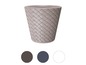 Grijze plastic plantenpot met geweven patroon.
