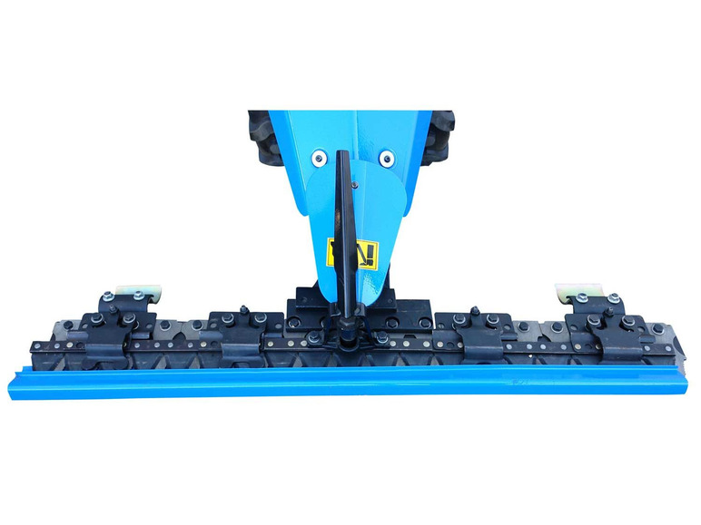 Blauw landbouwwerktuig met messen voor het bewerken van de grond.