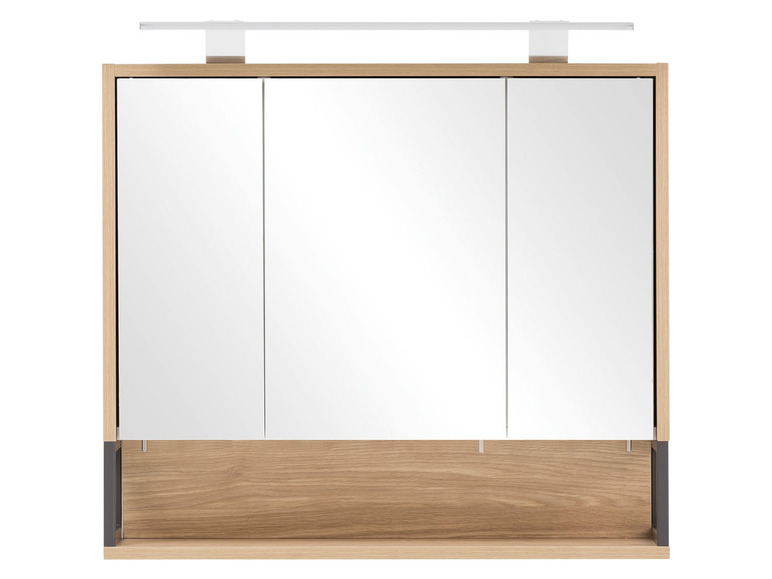 Een houten badkamerkast met drie spiegeldeuren en een verlichting.