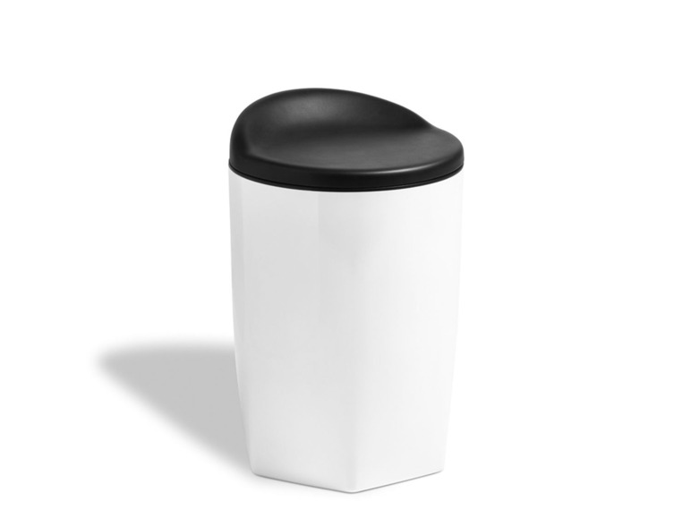 Een witte prullenbak met een zwarte deksel.