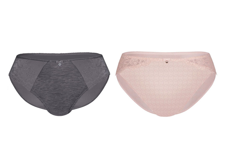 Twee paar damesonderbroeken, een grijze met kant en een roze met een motief.