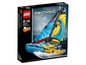 Lego Technic-set met een gele en blauwe zeilboot.