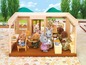 Calico Critters speelgoedfiguren in een fastfoodrestaurant.