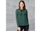 Vrouw draagt een groene blouse met strik.