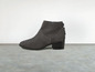 Grijze suède enkellaarsjes met een hak