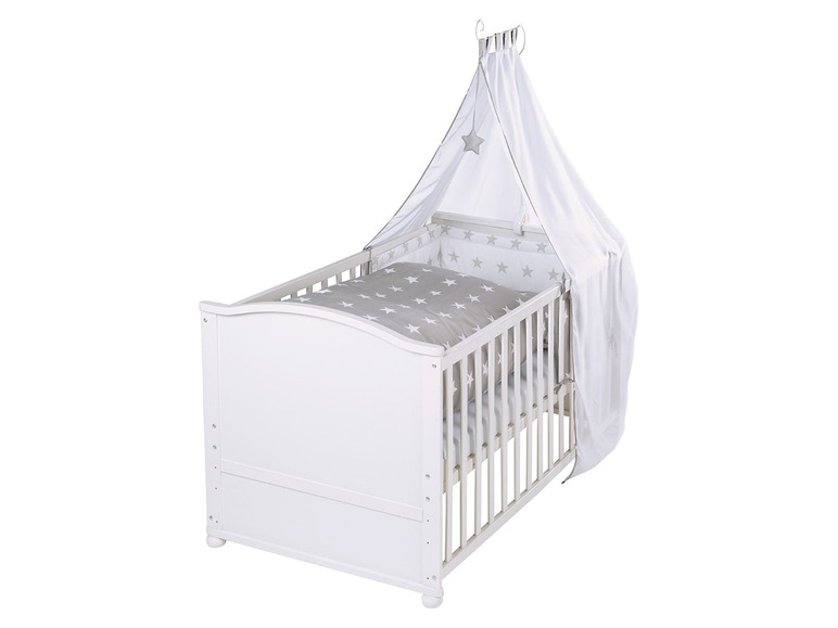Wit babybedje met hemel en sterrentjes beddengoed.