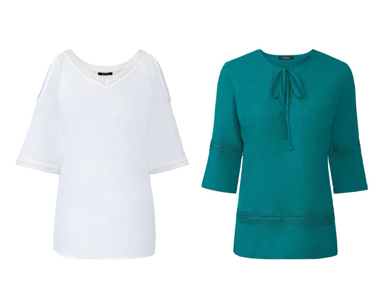 Twee damesblouses met kant: een witte met open schouders en een turquoise met strik.
