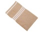 Een beige badhanddoek met witte strepen.