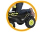 Een kind dat op een zwarte Bobby Car quad rijdt.