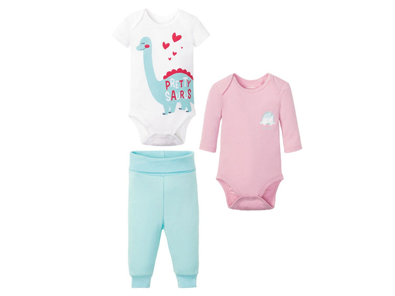 Babykledingset met een wit en roze romper met dinosaurussen en een lichtblauwe broek.
