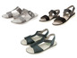 Zwarte en zilveren sandalen met gesp en blauwe sandalen met perforaties.