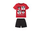 Een rode Mickey Mouse T-shirt met zwarte shorts.