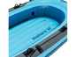 Een blauwe opblaasbare boot van Intex