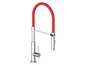 Een moderne keukenkraan met een rode uittrekbare slang.