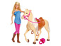 Barbie pop met een paard, zadel en helm.