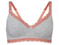 Een grijze beha met roze kanten details en verstelbare banden.