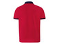 Een rood poloshirt met blauwe en rode details.