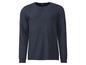 Een donkerblauwe longsleeve met knopen van Livergy.