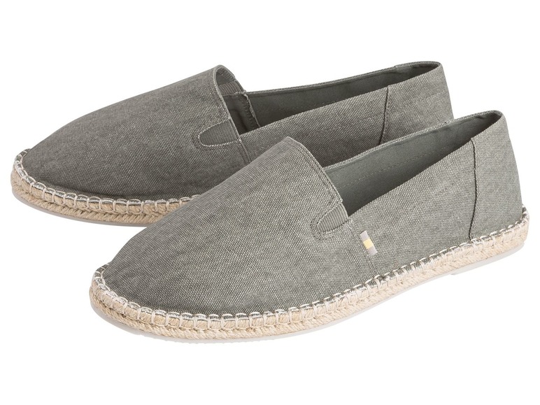 Twee paar grijze espadrilles met gevlochten zool.