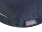 Een donkerblauw kussen van Magma met een zichtbare rits.