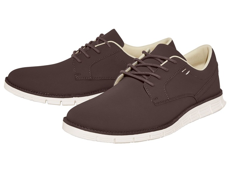 Twee paar bruine, leren herenschoenen met veters.