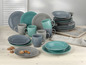 Grijze en turquoise servies met gegroefde details.